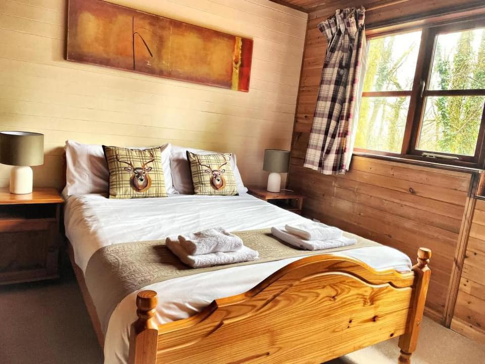 Chalet Shrew Lodge-woodland Lodges-hot Tub-pembrokeshire-tenby *