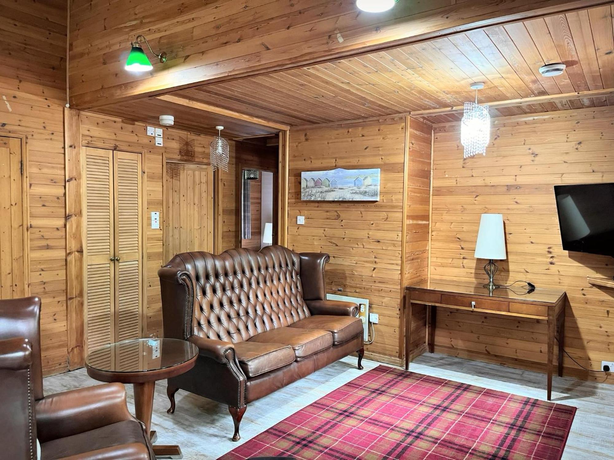Shrew Lodge-woodland Lodges-hot Tub-pembrokeshire-tenby Chalet Carmarthen